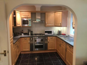 Lovely 2 bedroom 2 baths flat with free parking